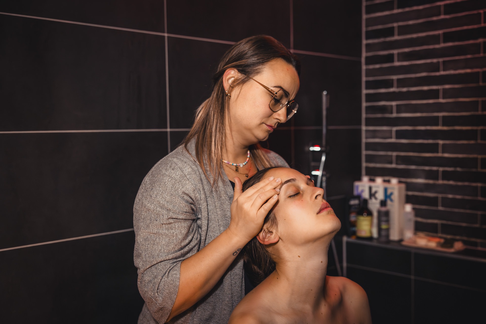 Geburt Hamburg – Hebamme massiert Gebärende während der Wehen