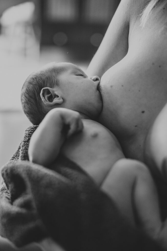 Geburtsfotografie Lüneburg – Baby trinkt an der Brust
