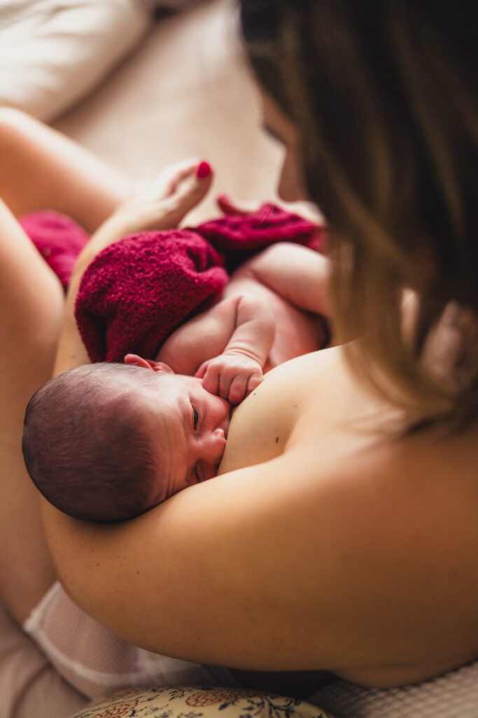 Geburtsfotografie Hamburg – Neugeborenes liegt auf Brust der Mutter