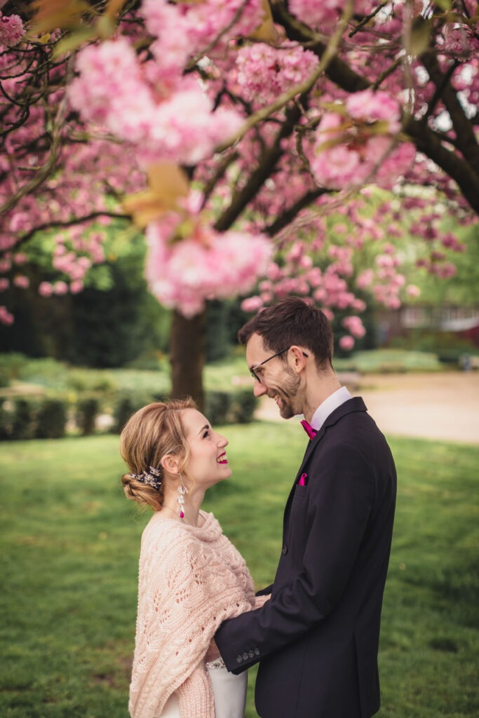 Hochzeit Bremen – Paar blickt sich verliebt im Park an