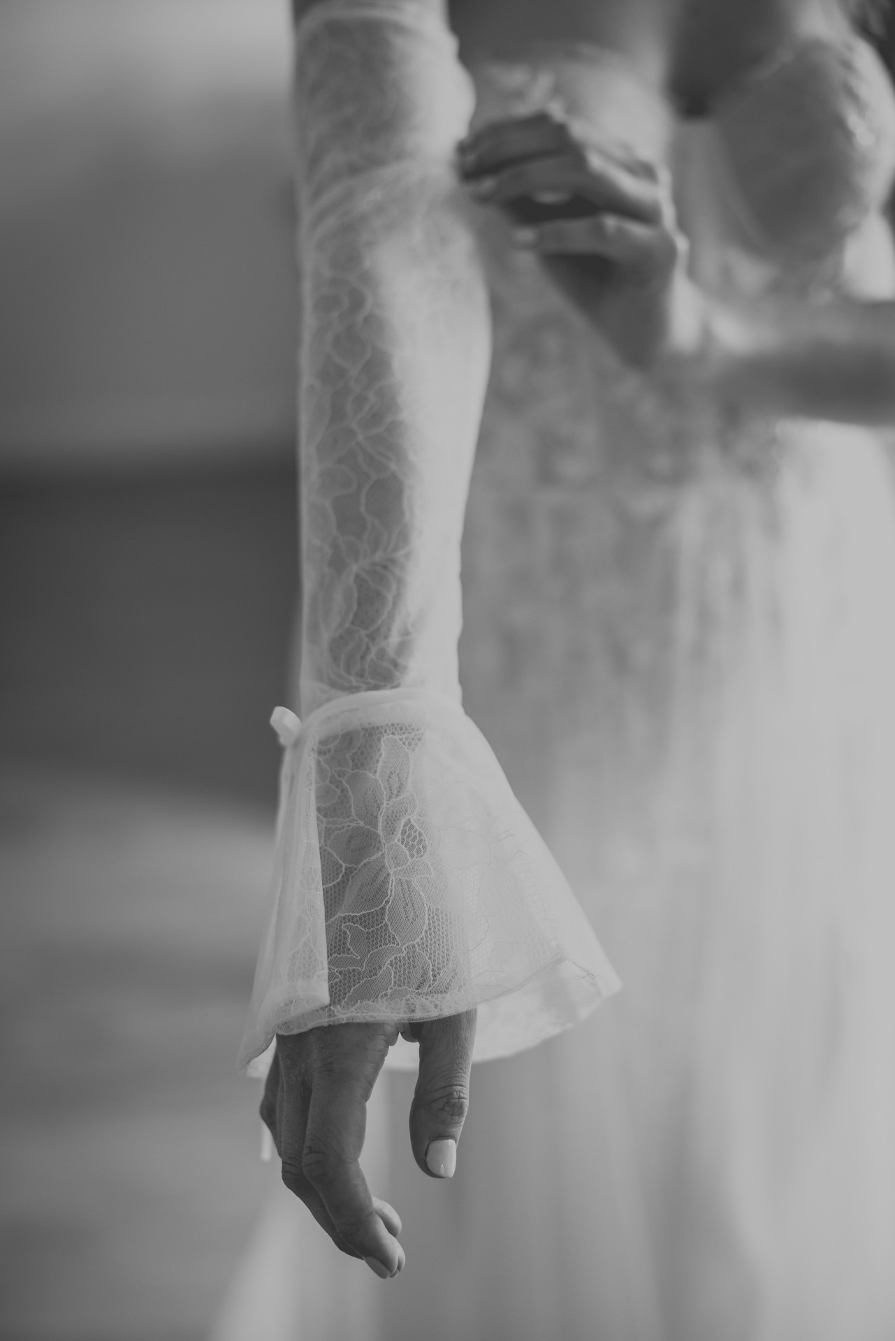 Hochzeitsfotografie Hamburg – Schwarz-Weiß Detail Brautkleid