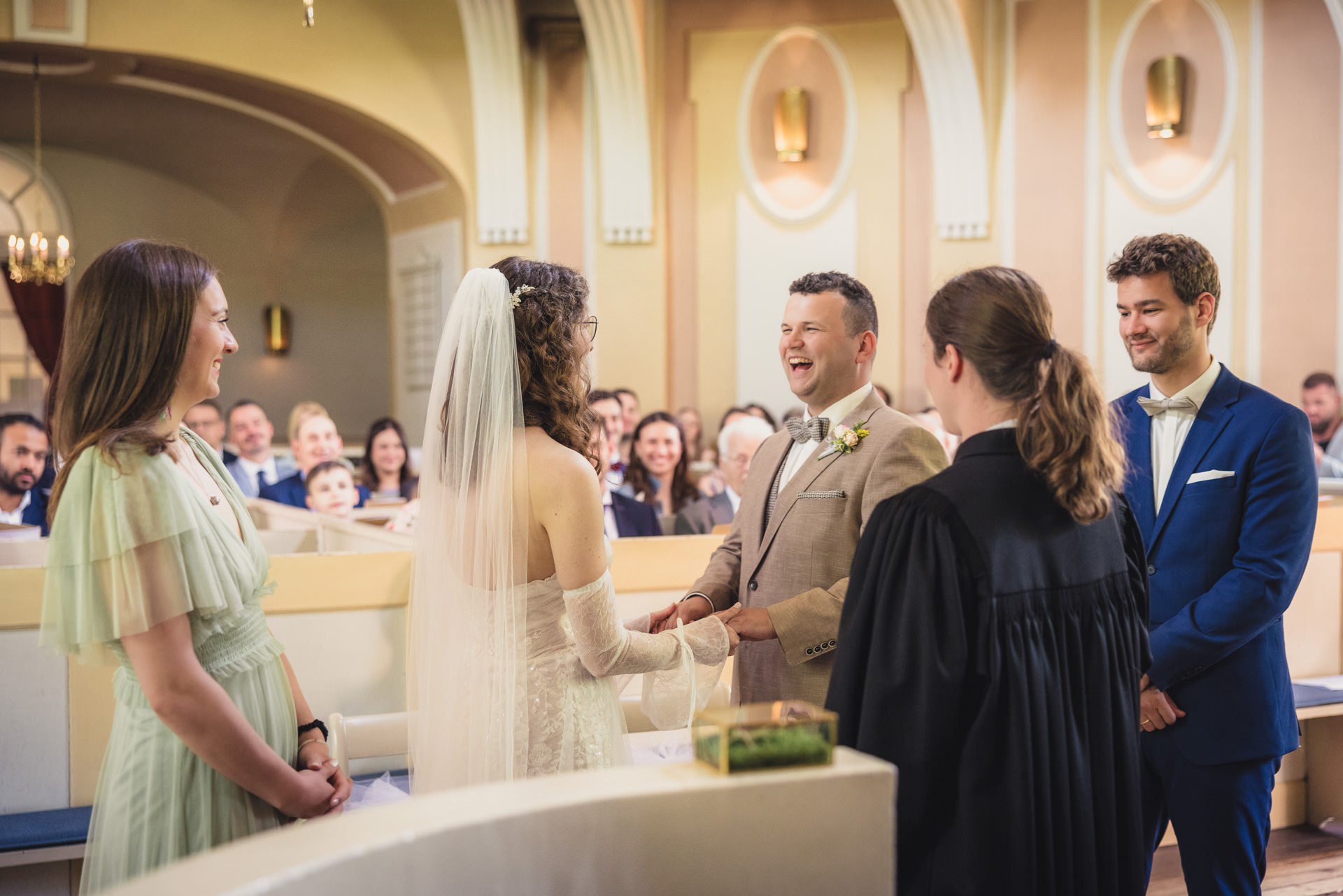 Hochzeit Kloster Medingen – Braut und Bräutigam stehen am Altar