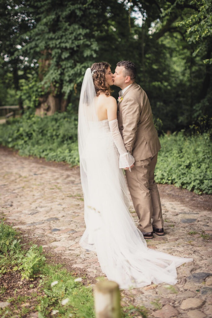 Hochzeitsfotografie Hamburg – Brautpaar Hand in Hand im Park