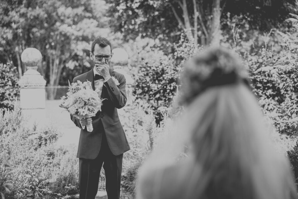 Hochzeit Hannover – Schwarz-Weiß-Foto, Bräutigam mit Brautstrauß