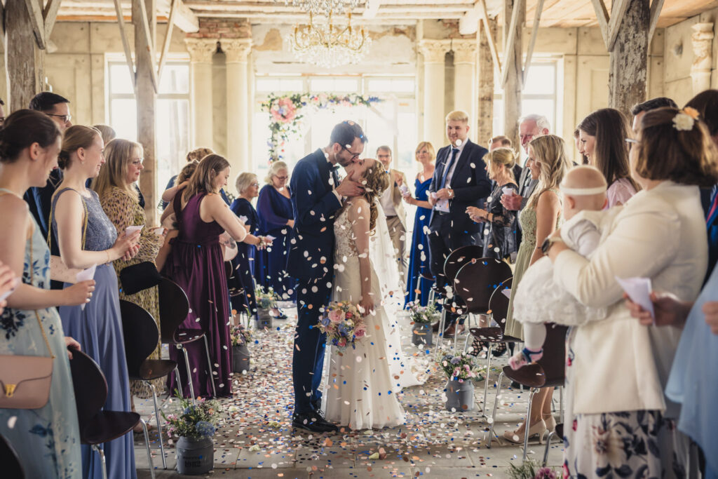 Hochzeit Schwerin – Gäste bejubeln Brautpaar im Saal