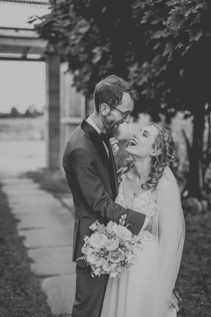 Hochzeitsfotografie Lüneburg in Schwarz Weiß – Brautpaar unter freiem Himmel