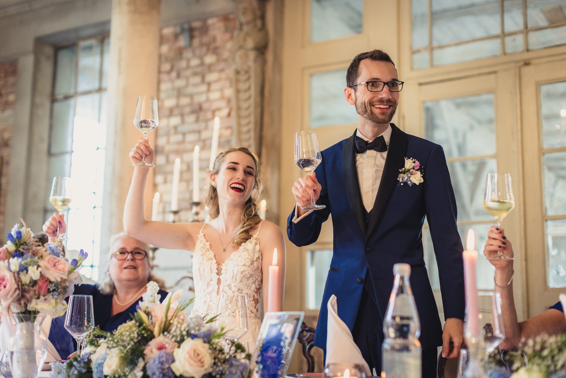 Hochzeitsfotografie Schwerin – Brautpaar bei Rede im Festsaal