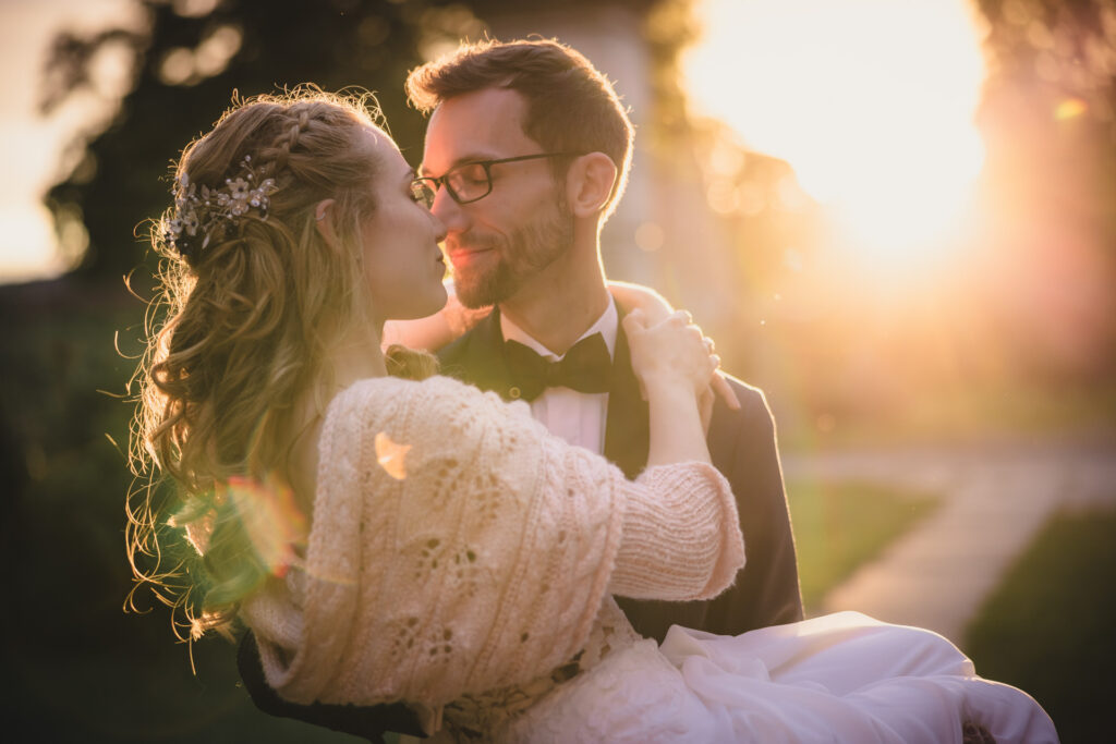 Hochzeit Kiel – Paar hält sich bei Sonnenuntergang im Arm