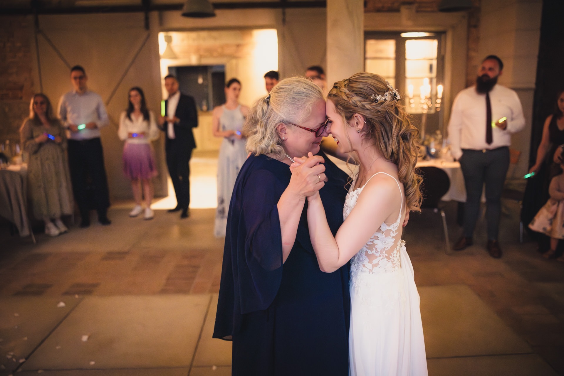 Hochzeitsfotografie Schwerin – liebevoller Tanz der Braut mit ihrer Mutter