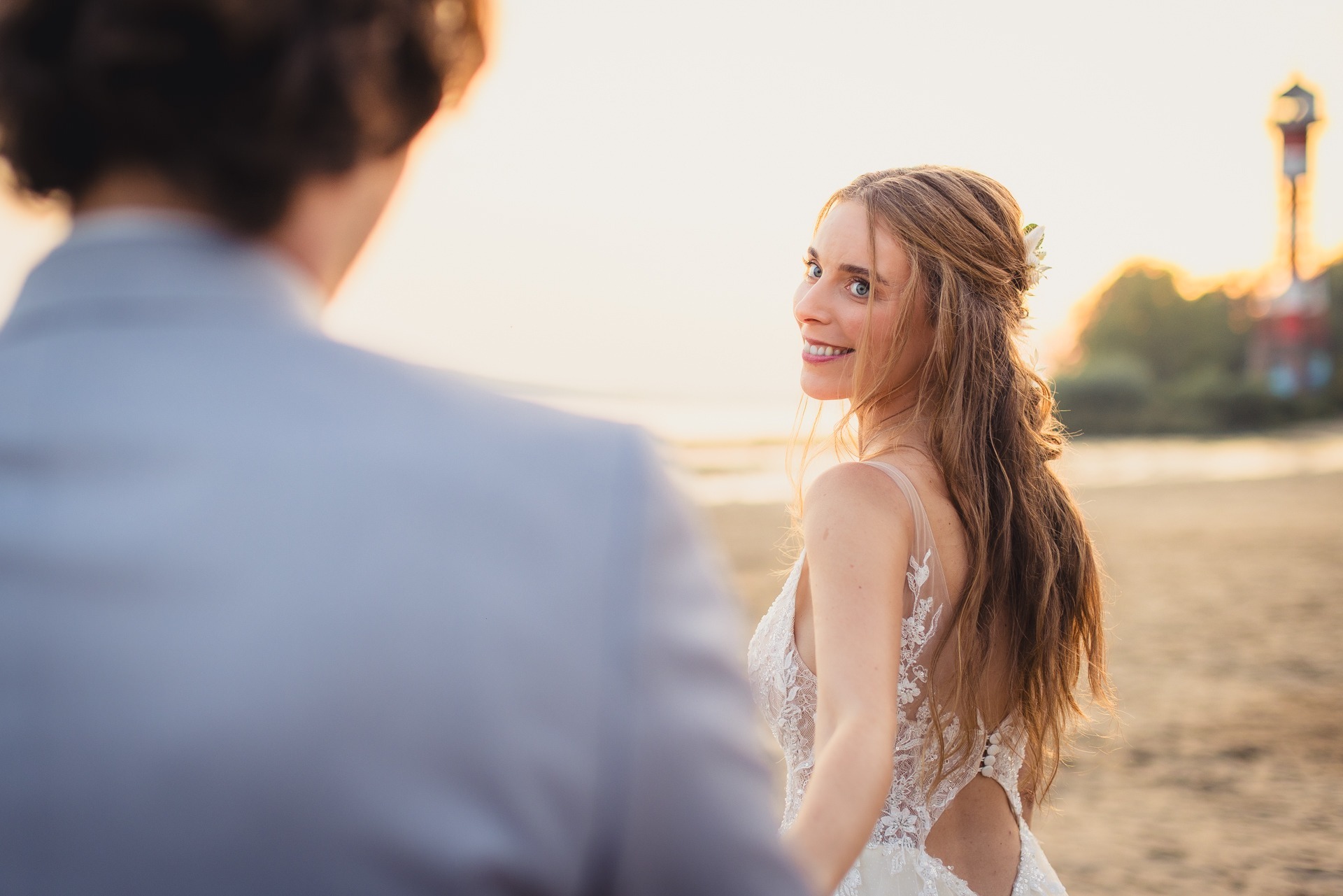 Hochzeit Hannover – Braut im weißen Kleid blickt über die Schulter