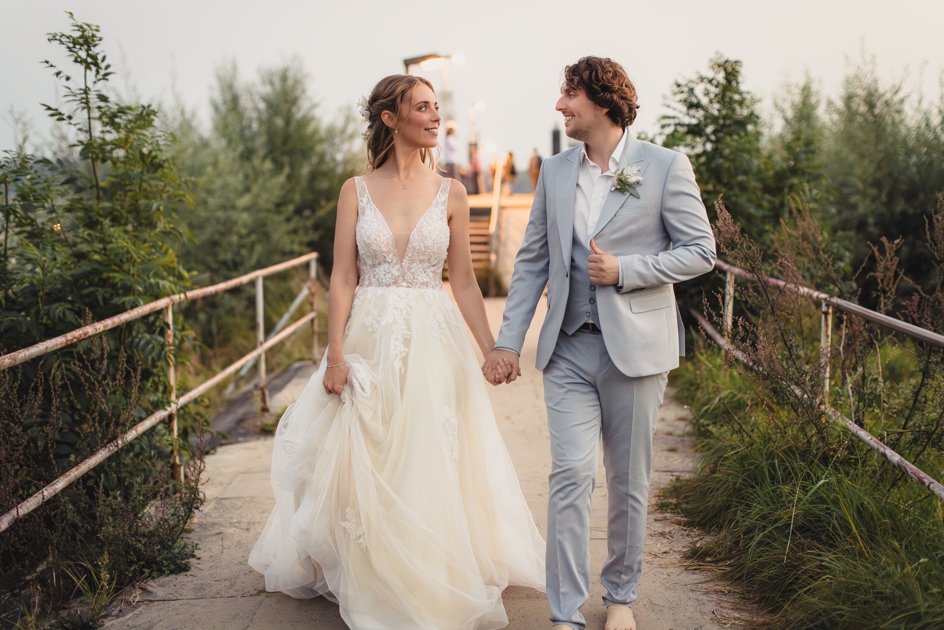 Hochzeitsfotografie Bremen – Braut und Bräutigam laufen Hand in Hand