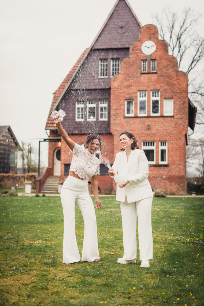 Hochzeit Gut Bardenhagen – Hochzeitspaar in Weiß vor Backsteinbau