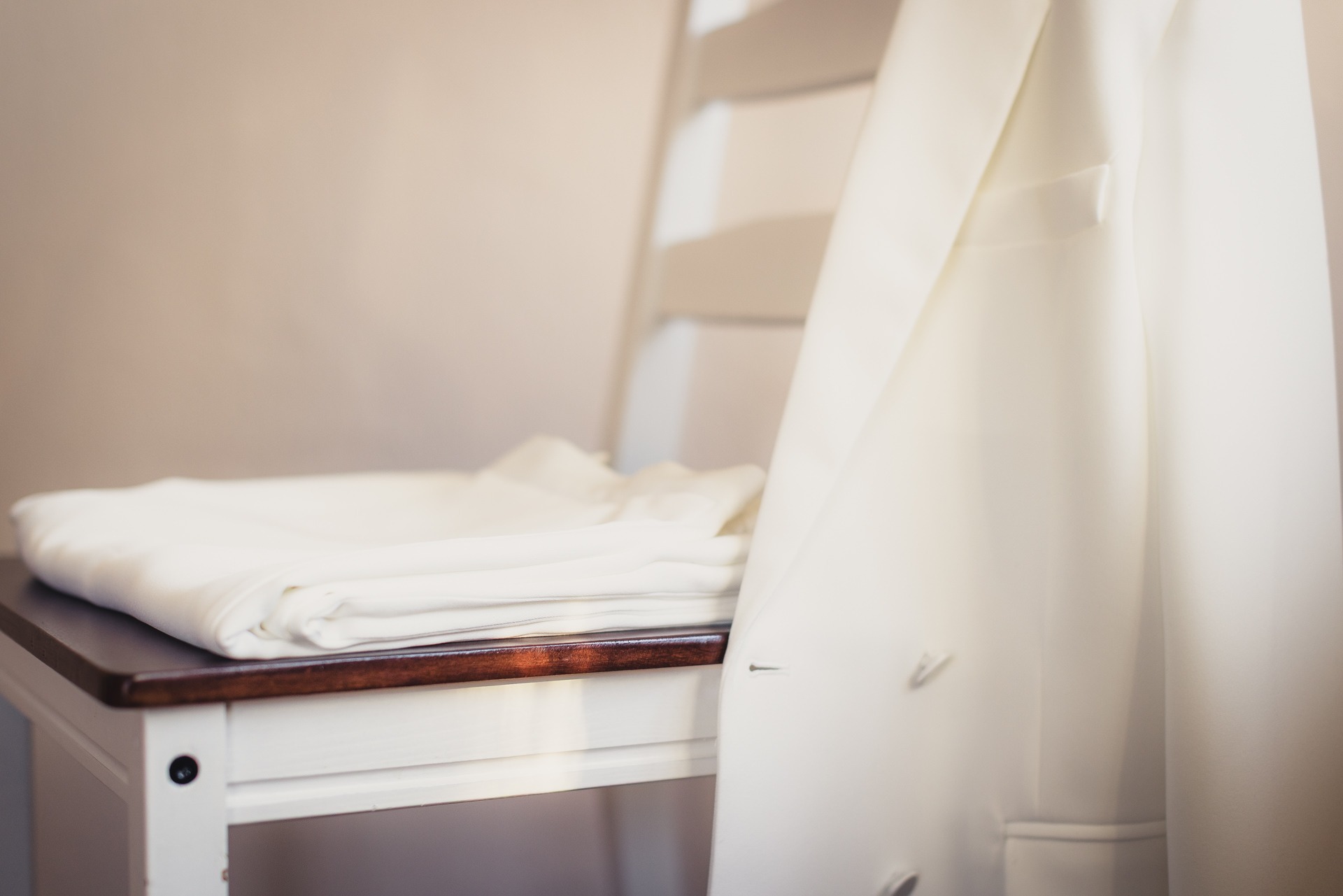 Hochzeitsfotografie Bremen – Hochzeitsoutfit Braut auf Stuhl drapiert