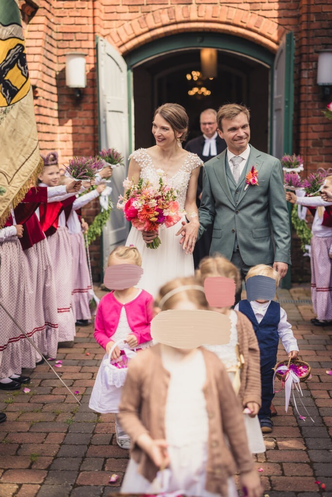 Hochzeitsfotografie Amelinghausen – Paar beim Auszug aus Kirche