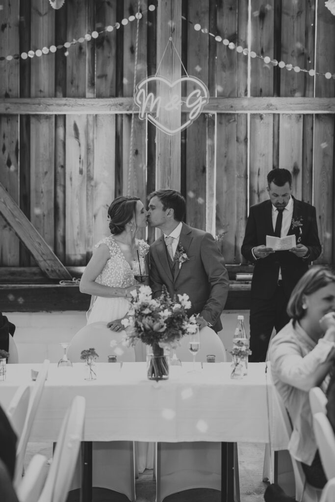 intimes Hochzeitsfoto Lüneburg – Hochzeitspaar in rustikaler Scheune