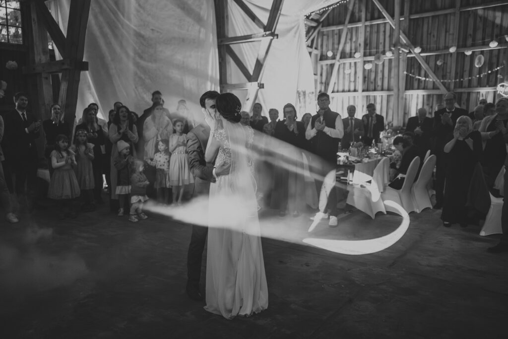 Hochzeitsfotos Hannover – Hochzeitstanz in rustikaler Scheune