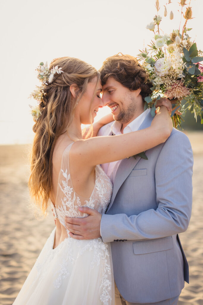 Hochzeitsfotografie Hamburg – Brautpaar umarmt sich am Strand