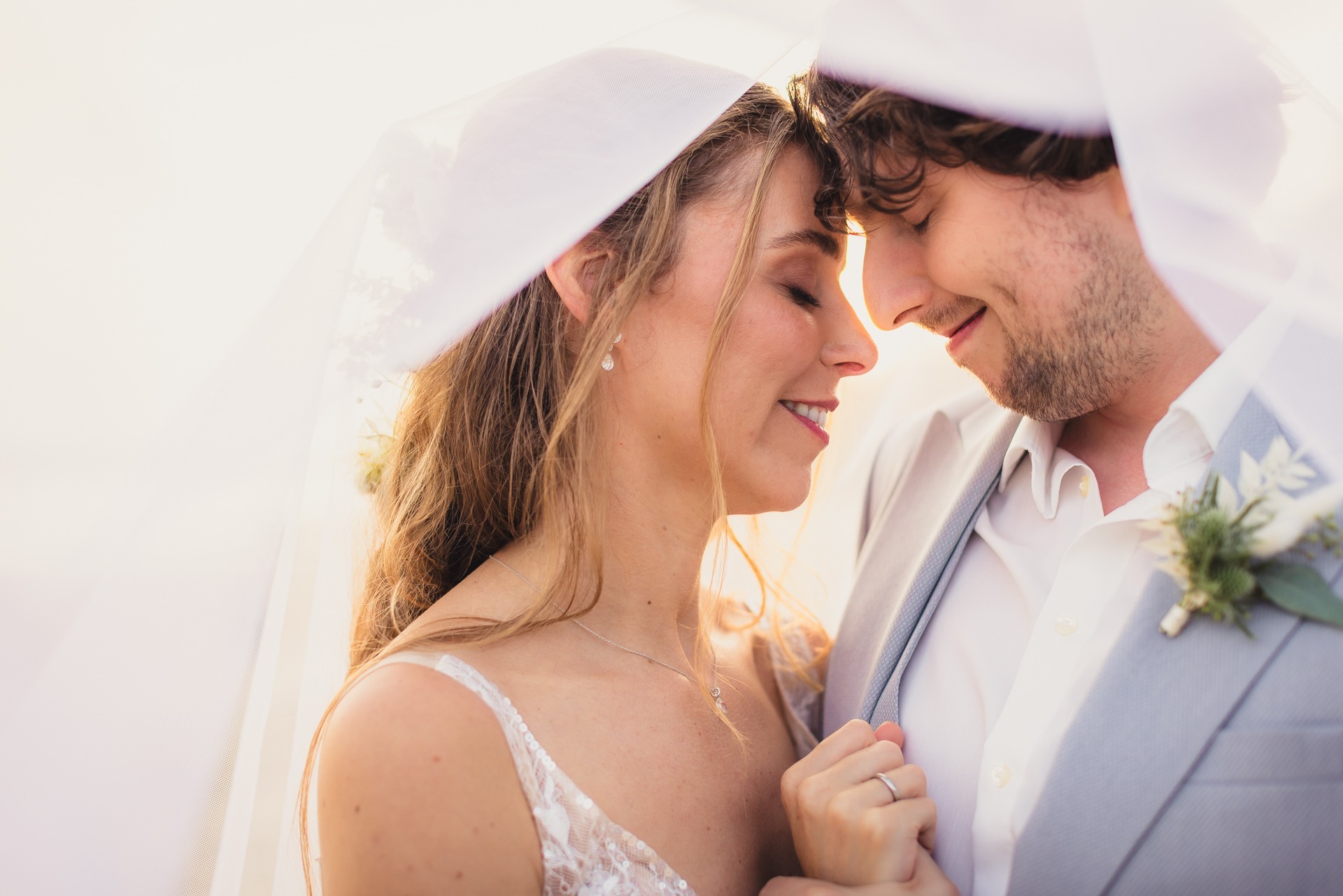 Hochzeitsfotos Bremen – Paar im Sonnenlicht am Meer
