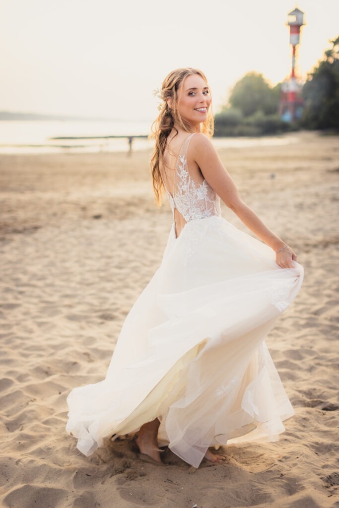 Hochzeitsfotografie Hannover – Braut im Kleid am Strand