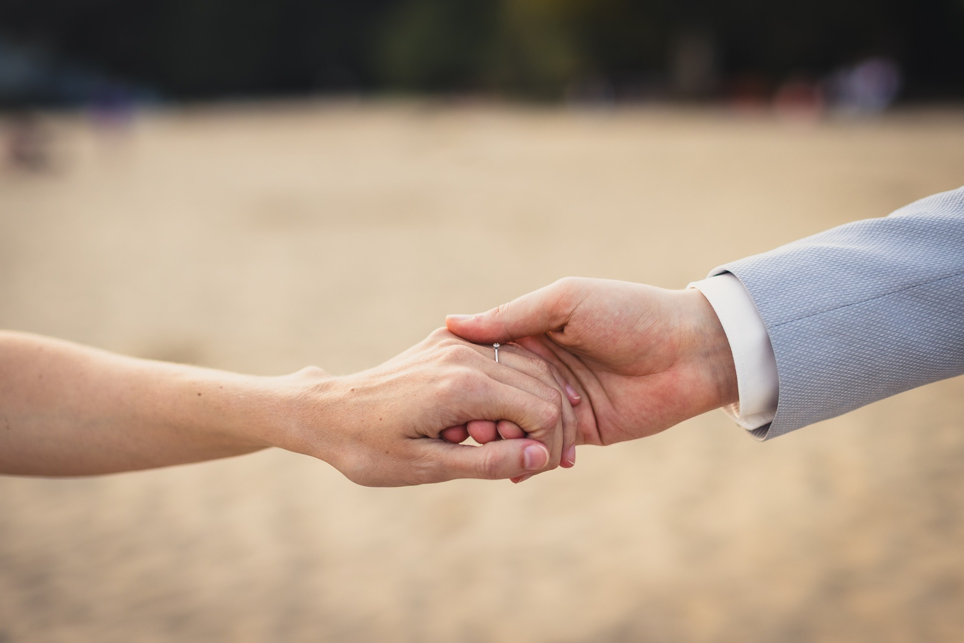 Hochzeitsfotos Lüneburg – Paardetail beim Handhalten