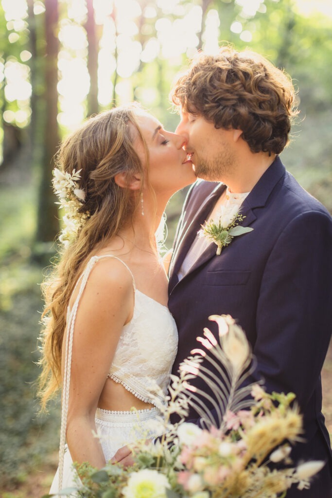 Hochzeitsfotografie Kiel – Brautpaar küsst sich im Wald