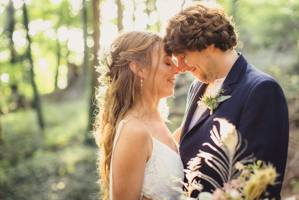 Hochzeitsfotografie Bremen – romantisches Paarfoto im Wald