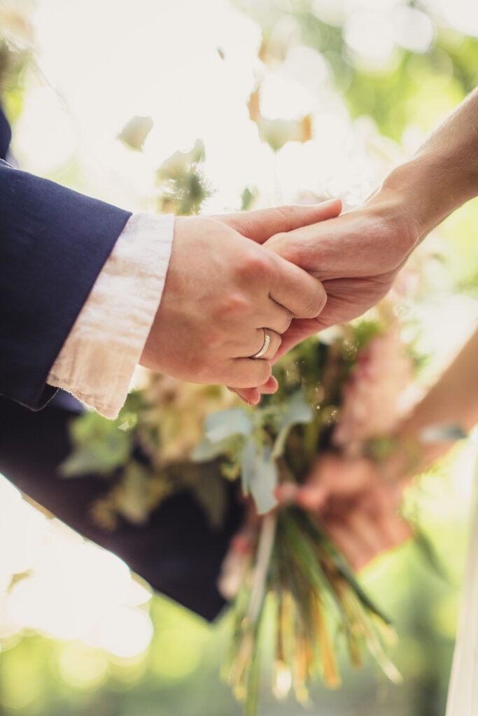Hochzeitsfotos Kiel – Detailaufnahme Hände mit Ringen