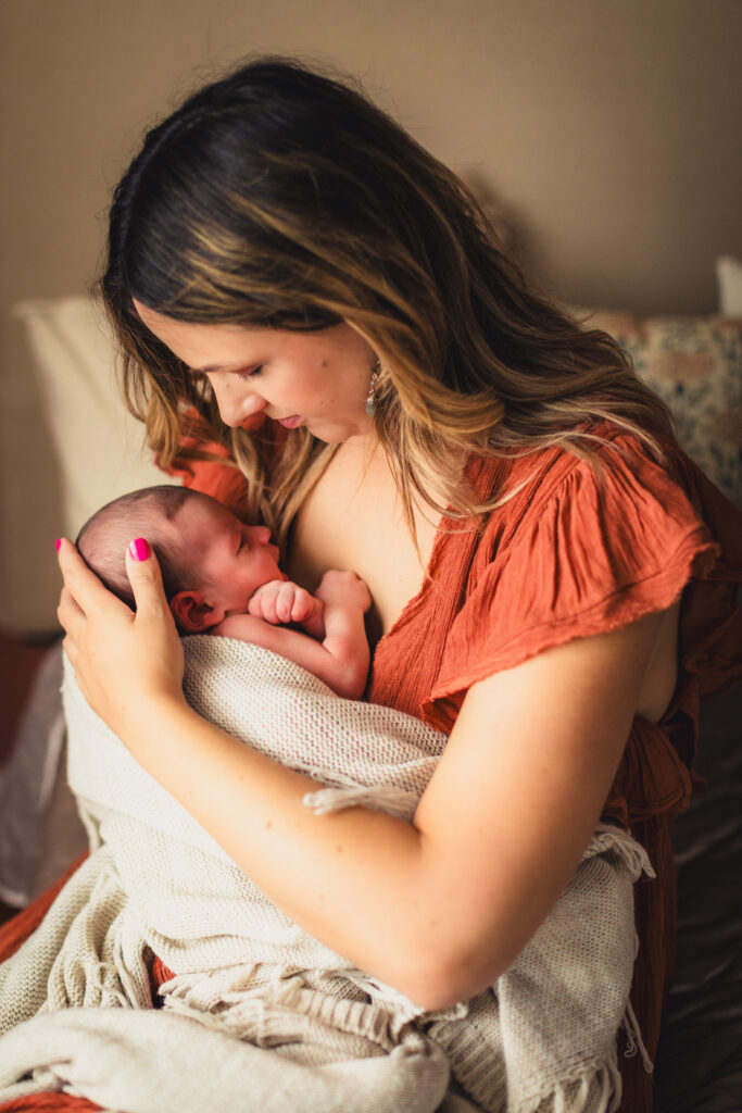 Wochenbettfotografie Lüneburg – Mama mit Baby auf der Brust