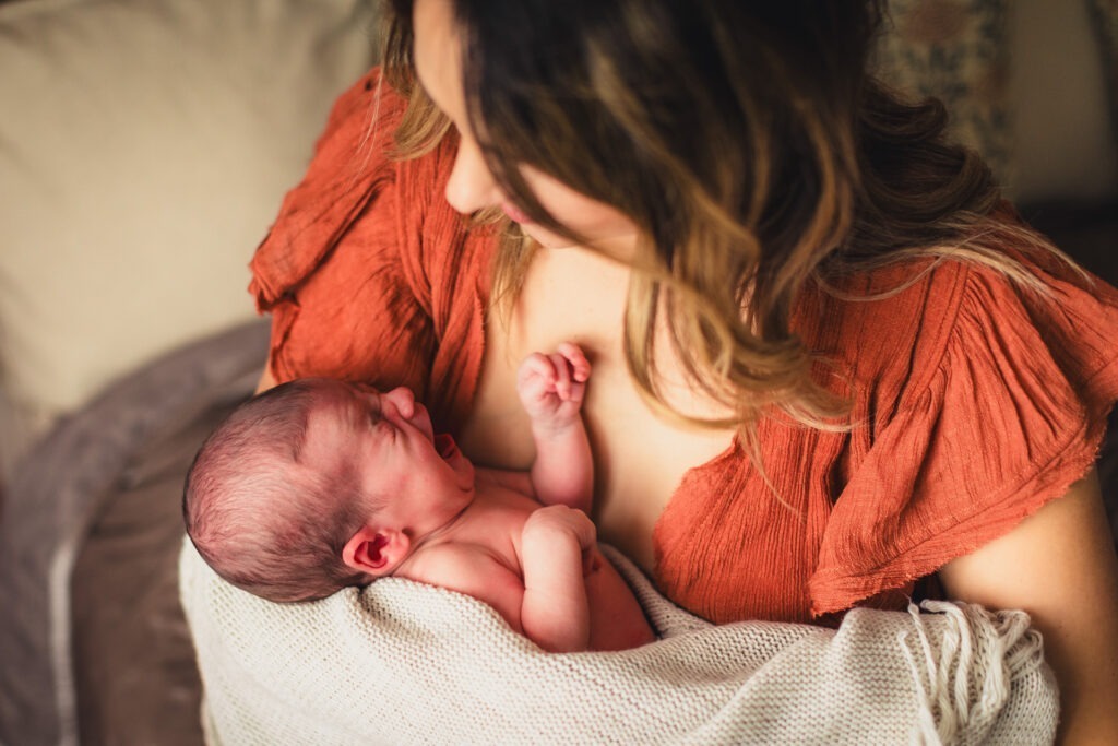 Wochenbettfotografie Hamburg – Mama stillt ihr Baby