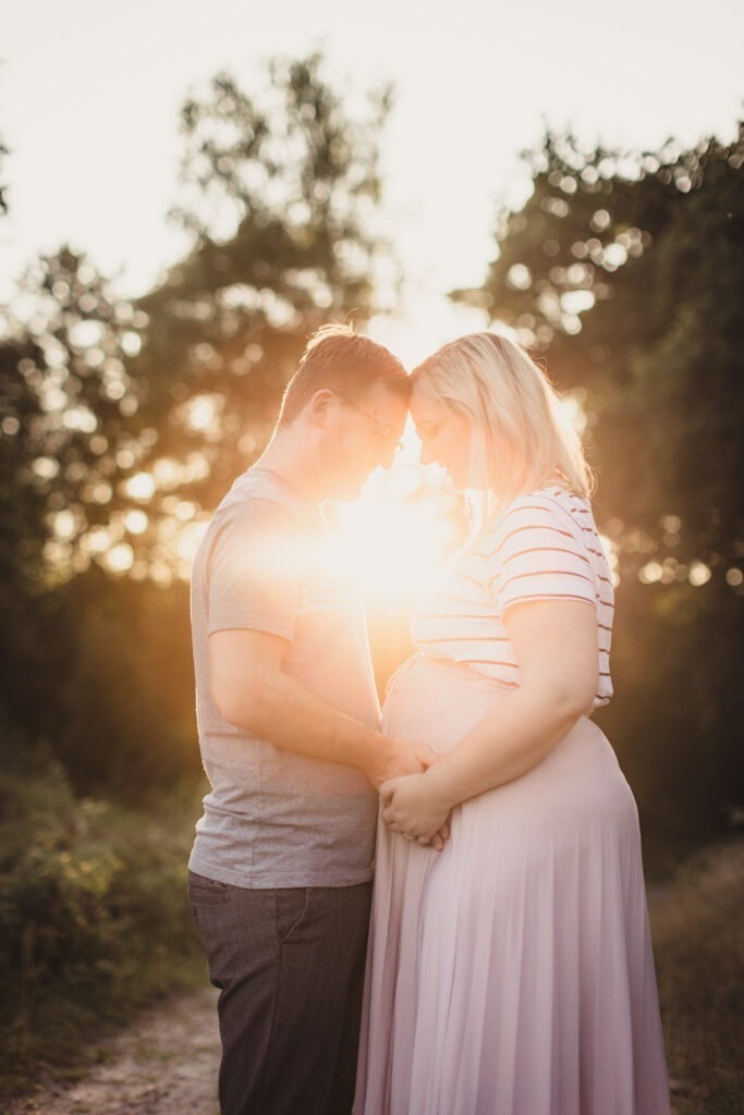 Babybauchfotos Hamburg – Paar im Sonnenuntergang