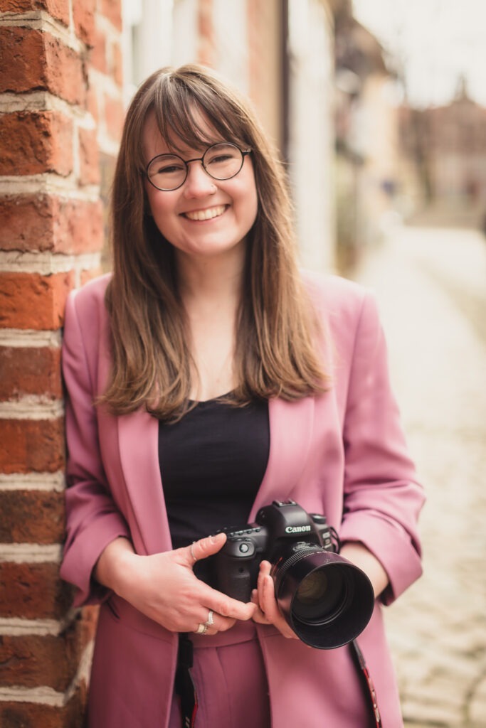 Victoria Vagini Hochzeitsfotografie Lüneburg – Fotografin mit Kamera im Portrait