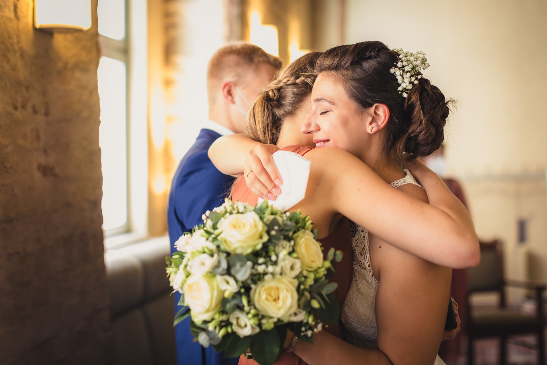 Hochzeitsfotografie Hamburg - Braut umarmt Freundin emotional im Standesamt