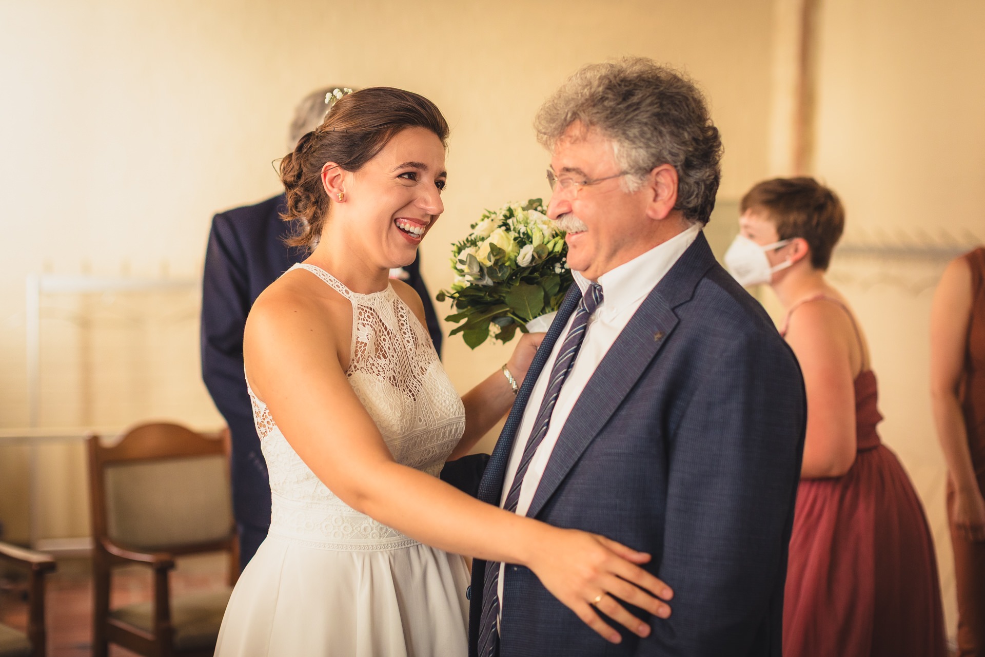 Hochzeitsfotografie Lüneburg - Braut spricht mit Vater im Standesamt