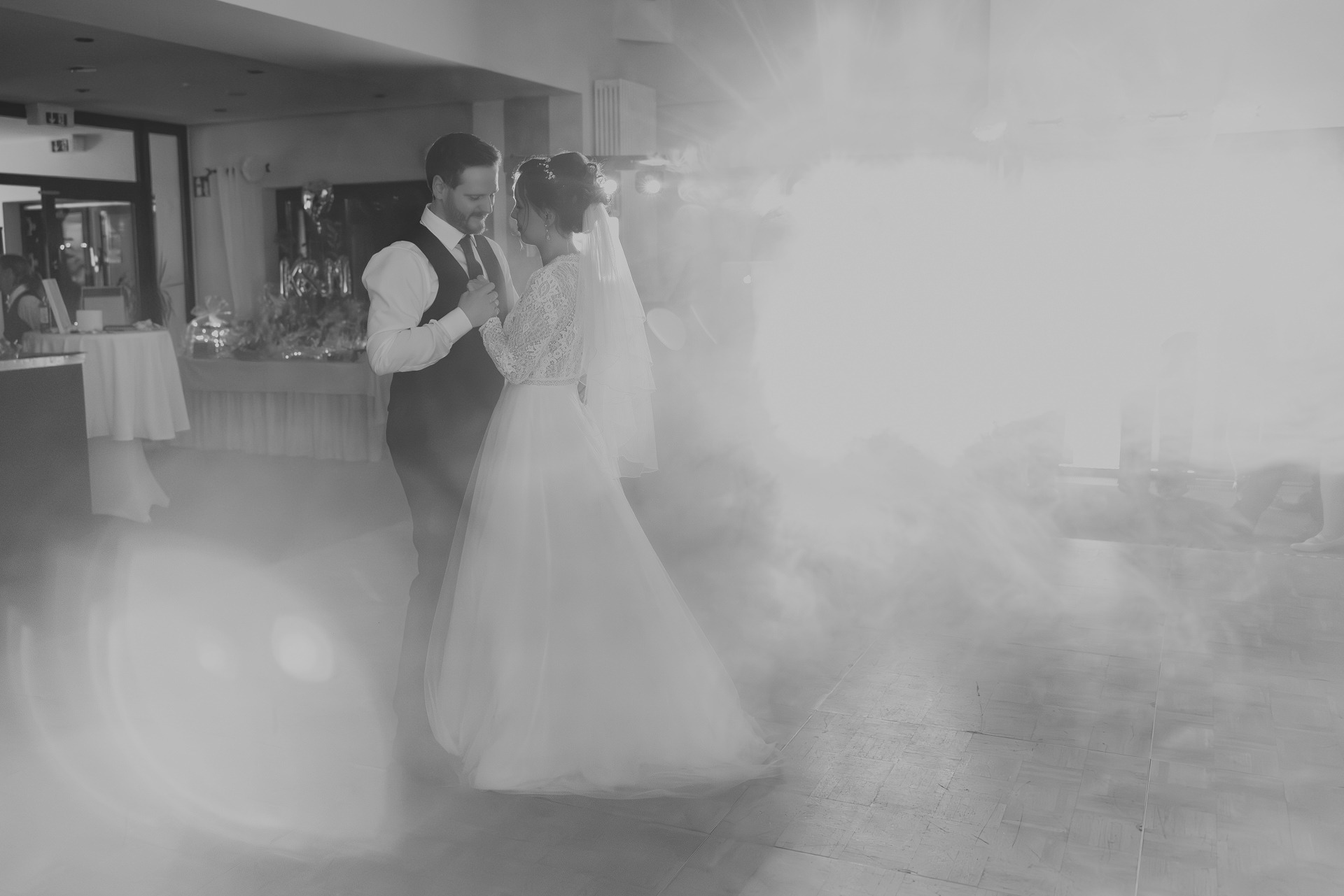 Hochzeitsfotografie Hannover – Brautpaar tanzt im Saal in Schwarz-Weiß