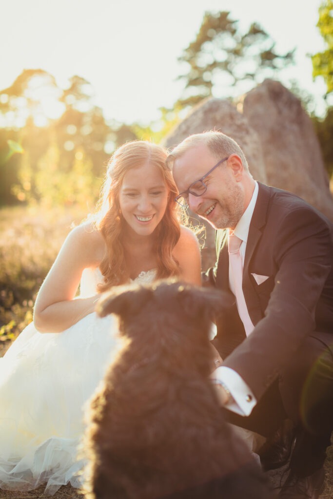Hochzeitsfotografie Hamburg - Brautpaar lacht mit Hund beim Paarshooting