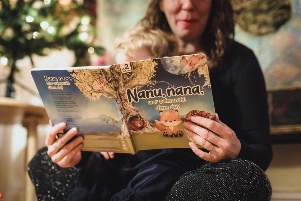 Familienfotografie Lüneburg – Mutter liest Kind ein Bilderbuch vor