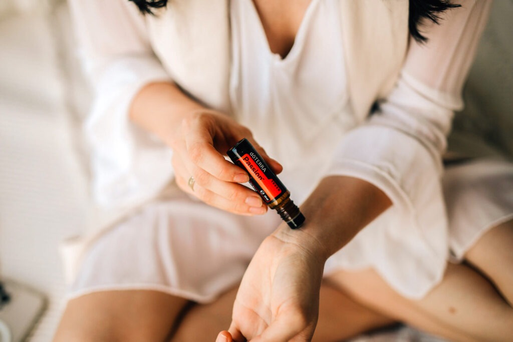 Wellnessritual Hochzeit – Braut trägt ätherisches doTERRA Öl auf das Handgelenk auf