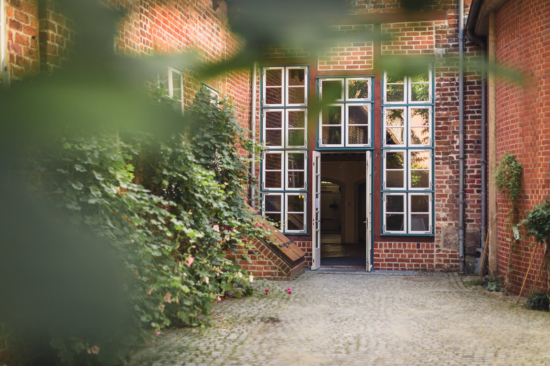 Hochzeitsfotografie Lüneburg - Eingang des Standesamts Heinrich-Heine-Haus mit Backsteinfassade