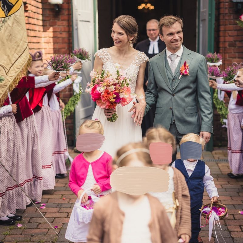 Hochzeitsfotografie Amelinghausen – Paar beim Auszug aus Kirche