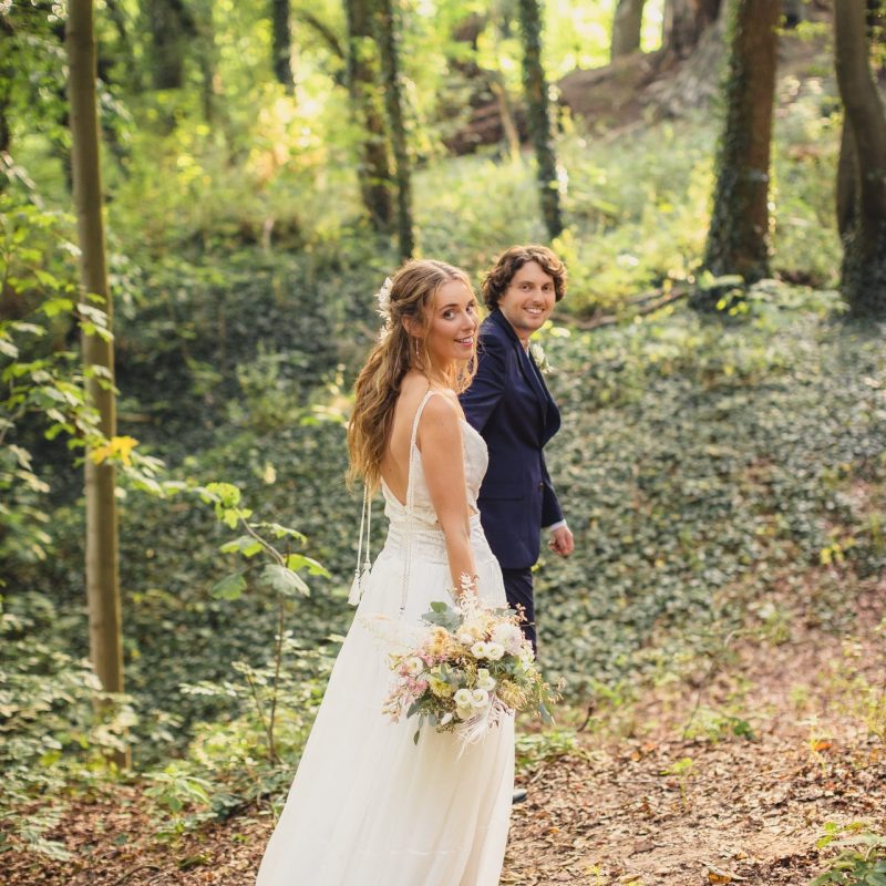 Hochzeitsfotos Hamburg – Paar Hand in Hand im Wald