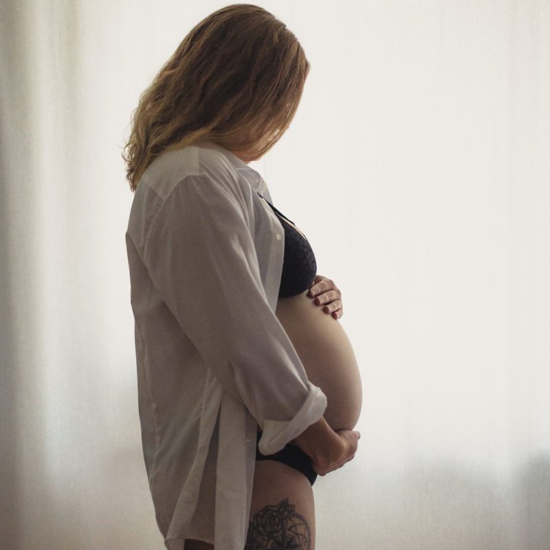 Schwangerschaftsfotografie Hannover – Frau steht am Fenster