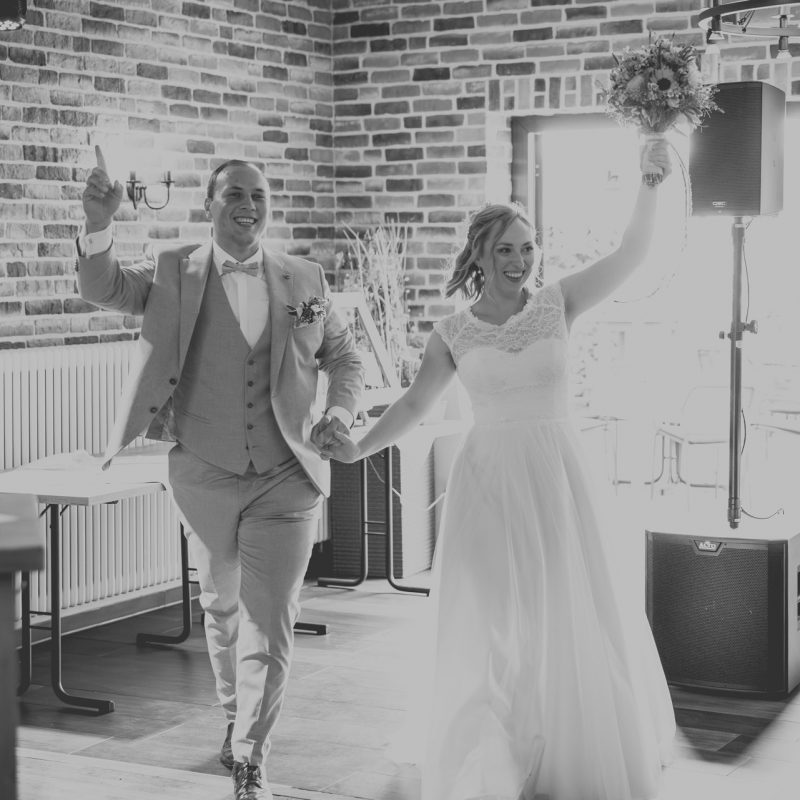 Hochzeit Bremen – Brautpaar zieht feierlich in den Saal ein