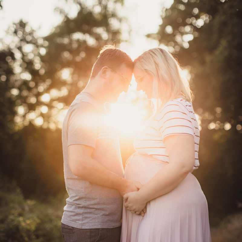 Babybauchfotos Hamburg – Paar im Sonnenuntergang