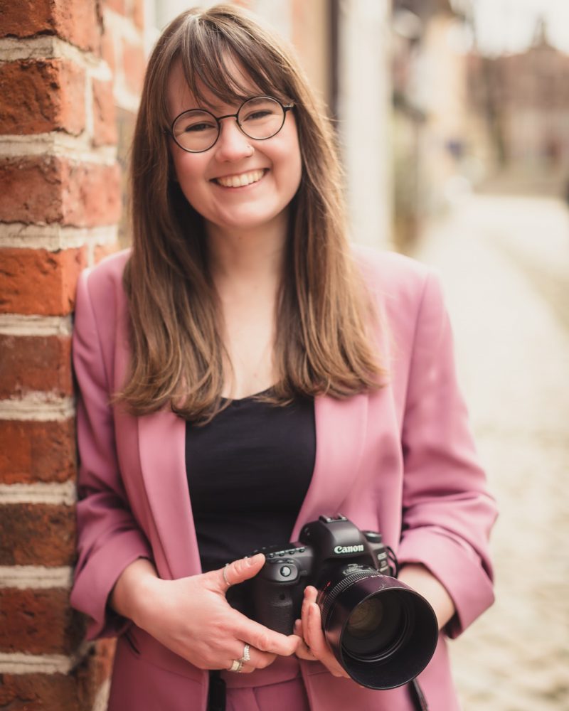 Victoria Vagini Hochzeitsfotografie Lüneburg – Fotografin mit Kamera im Portrait